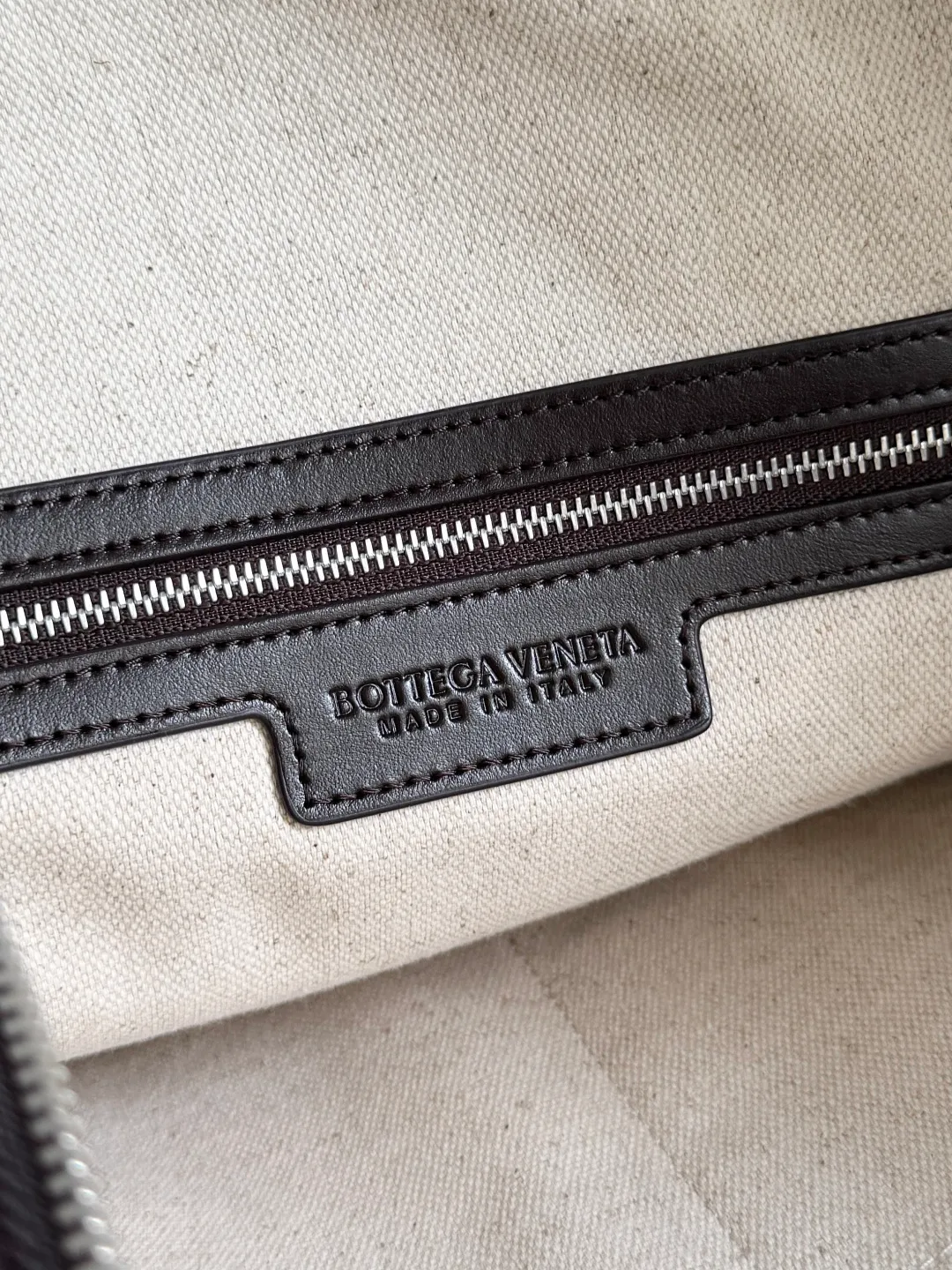 Batch 2520 BOTTEGA VENETA Bottega Veneta's 2025 new men's Intrecciato woven soft briefcase, the advanced version of the briefcase is officially launched. The classic calfskin weave has a gentle and generous style, which not only reduces the seriousness of work but also reflects taste. The large-capacity design takes into account the need of many men to go out to work, reducing the trouble of carrying multiple bags when going out. Small items such as computers and pens are all stored at once. The bag body is equipped with detachable shoulder straps on both sides, so one bag can be carried multiple times, reducing the burden on shoulders. Style number: 815783 Size: 39*33.5*8.5cm